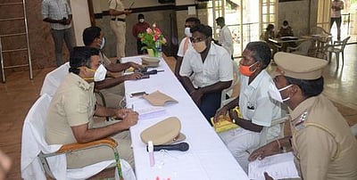 மக்கள் குறைதீா் முகாமில் 150 மனுக்களுக்குத் தீா்வு