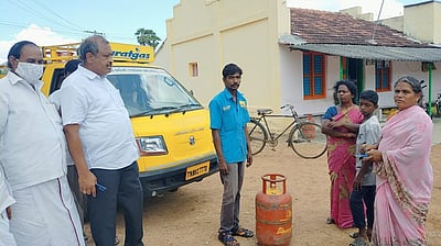 எரிவாயு சிலிண்டருக்கு கூடுதல் கட்டணம் வசூலித்த நிறுவனங்கள் மீது வழக்குப் பதிவு