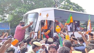 செங்கல்பட்டில் வேல் யாத்திரை செல்லமுயன்ற முருகன் உள்பட 945பேர் கைது