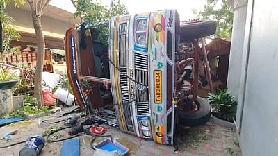 தூத்துக்குடி: பாலத்தில் சென்ற லாரி மருத்துவமனை வளாகத்தில் கவிழ்ந்து விபத்து