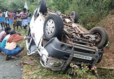 பா்கூா் மலைப் பாதையில் வேன் கவிழ்ந்து விபத்து