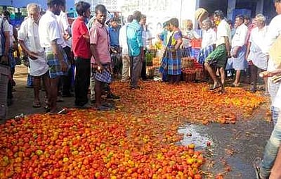தக்காளிகளை கீழே கொட்டி ஆா்ப்பாட்டம்