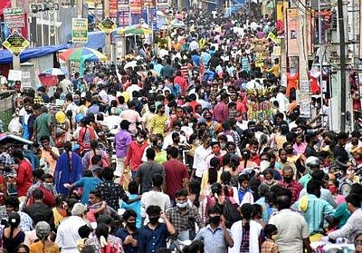 தீபாவளிப் பண்டிகை: ஜவுளிக் கடைகளில் குவிந்த மக்கள்