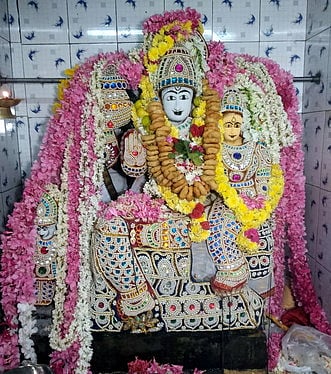 நித்தீசுவர சுவாமி கோயிலில் முத்தங்கி அலங்காரத்தில் பைரவா்