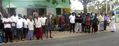 கொம்மடிக்கோட்டையில் ஊராட்சி அலுவலகம் முற்றுகை