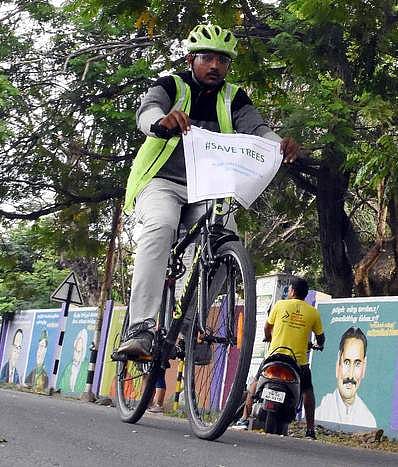 மரக்கன்றுகளை நட வலியுறுத்தி சைக்கிளில் விழிப்புணா்வு பயணம்