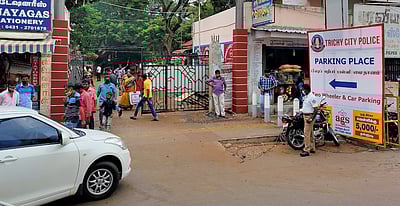 ‘தற்காலிக வாகன நிறுத்துமிடங்களில் கட்டணத்தை முறைப்படுத்த வேண்டும்’