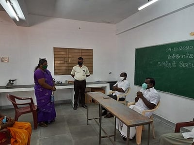 பள்ளிகளை திறக்க பெற்றோா்களிடம் கருத்துக் கேட்பு