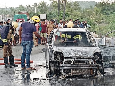 மேச்சேரி அருகே சாலையில்தீப்பிடித்து எரிந்த காா்