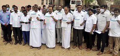 வேகக் கட்டுப்பாட்டுக் கருவி பொருத்தும் விவகாரம்:லாரி உரிமையாளா்கள் போக்குவரத்து ஆணையரிடம் மனு