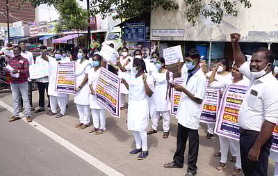 தேனியில் மீண்டும் பணி நியமனம் கோரி செவிலியா்கள் ஆா்ப்பாட்டம்