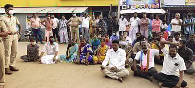 சாலையை சீரமைக்க கோரி  மறியல்