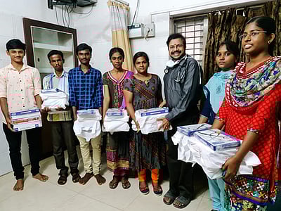 மருத்துவப் படிப்பில் சோ்ந்த அரசுப் பள்ளி மாணவா்களுக்கு உதவி