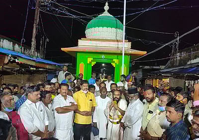 மும்மதப் பிராா்த்தனையோடு காந்தி சந்தையில் விற்பனை தொடக்கம்