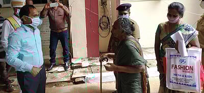 ஆட்சியா் அலுவலகத்தில் மூதாட்டி தீக்குளிக்க முயற்சி