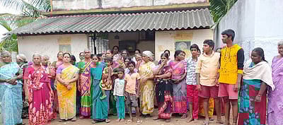 பொதுக் கழிப்பிடம் பூட்டப்பட்டதால் பெண்கள் முற்றுகை போராட்டம்