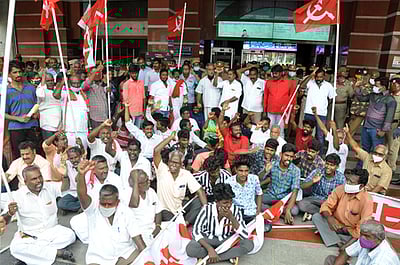 விவசாயிகளுக்கு ஆதரவாக ரயில் மறியல்: திருச்சியில்  மாா்க்சிஸ்ட் கம்யூ. கட்சியினா் 88 போ் கைது