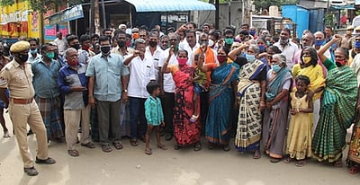 புட்டுத்தோப்பு மைதானத்தை அழித்துசாலை: பொதுமக்கள் சாலை மறியல்