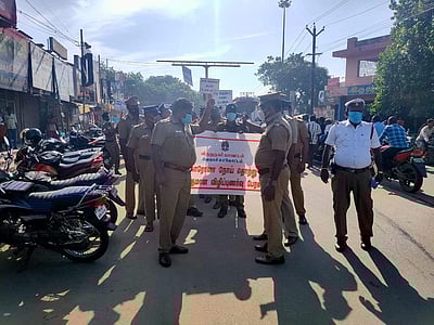 சிவகாசியில் காவல்துறை சார்பில் கரோனா விழிப்புணர்வு ஊர்வலம்