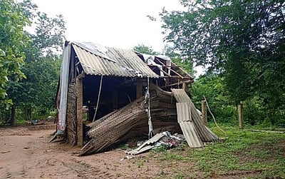 வீட்டின் மேற்கூரை விழுந்துவிவசாயி காயம்