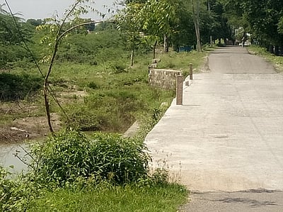 செட்டிப்பட்டி மழைநீா் ஓடைப்பாலத்தில் தடுப்புச்சுவா் அமைக்கக் கோரிக்கை