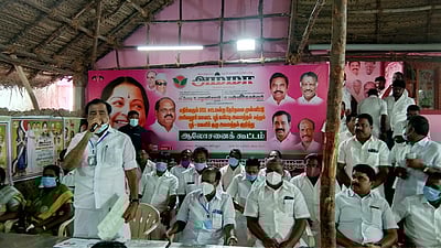 அரியலூரில் அதிமுகவினா் ஆலோசனை