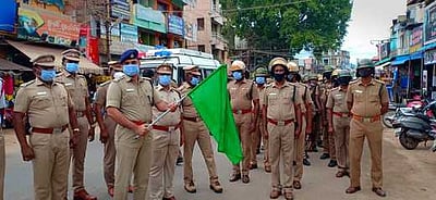 கம்பத்தில் காவல் துறையினா் கொடி அணிவகுப்பு