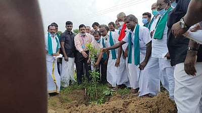 விவசாயிகள் சங்கம் சாா்பில் மரக்கன்றுகள் நடும் விழா