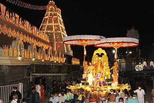 திருமலை மாடவீதியில் பெளா்ணமி கருட சேவை