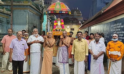 காரைக்கால் சோமநாதா் கோயிலில்சந்திரபகவான் புறப்பாடு