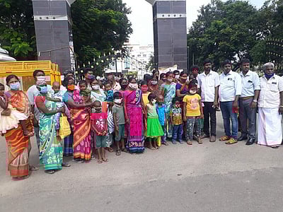 இலவச வீட்டுமனைப் பட்டா கோரி ஆட்சியரிடம் மனு