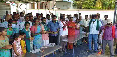 உப்பாறு அணைக்குத் தண்ணீர் திறக்கக்கோரி விவசாயிகள் திருவோடு ஏந்திப் போராட்டம்