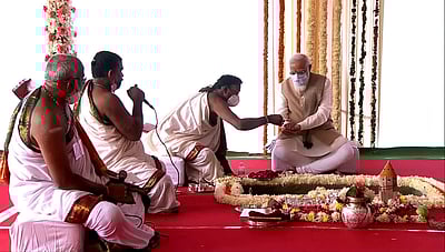 புதிய நாடாளுமன்ற கட்டடம்: பிரதமா் மோடி அடிக்கல் நாட்டினார்