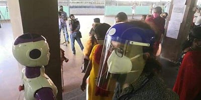 முதல்முறையாக வாக்குச்சாவடியில் பயன்படுத்தப்பட்ட ரோபோ