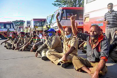 போக்குவரத்து ஊழியர்கள் போராட்டம்: கர்நாடகத்தில் பேருந்து சேவை பாதிப்பு