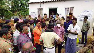 கூடலூர் அருகே ஆக்கிரமிப்புகளை அகற்றச் சென்ற அதிகாரிகளிடம் பெண்கள் வாக்குவாதம்