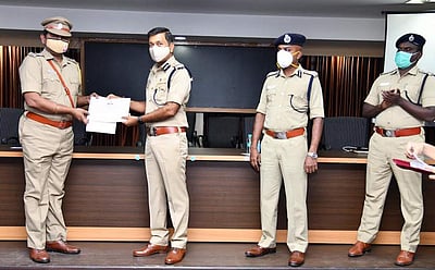 யானைக்கவுனி கொலை உள்ளிட்ட வழக்குகளில் சிறப்பாக பணியாற்றிய காவலர்களுக்கு பாராட்டு