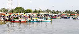 ராமேசுவரம், மண்டபம் மீனவா்கள்
கடலுக்குச் செல்லத் தடை