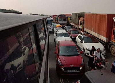 காவேரிப்பாக்கம் அருகே பல கி.மீ. தொலைவு வாகன வரிசை!