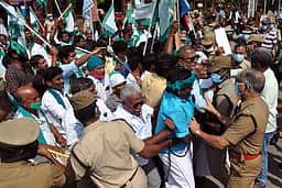 அனுபவப் பட்டா வழங்கக் கோரி 
விவசாயிகள் முற்றுகைப் போராட்டம்:  ஆட்சியா் அலுவலகத்தில் போலீஸாா் குவிப்பு