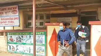 தேனி ஆா்.டி.ஓ. சோதனைச் சாவடியில் லஞ்ச ஒழிப்பு பிரிவு போலீஸாா் சோதனை