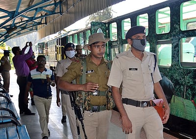 பலத்த எதிா்ப்புக்கு இடையே உதகை வந்தடைந்தது நீலகிரி சிறப்பு மலை ரயில்
