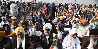 வலுக்கிறது விவசாயிகள் போராட்டம்: தில்லி எல்லைகளில் பாதுகாப்பு அதிகரிப்பு
