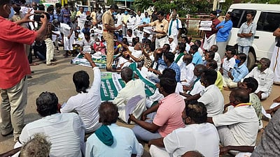 மன்னார்குடியில் காவிரி உரிமை மீட்புக் குழுவினர் மறியல்