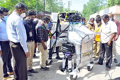 விருதுநகா் நகராட்சிக்கு புதை சாக்கடைஅடைப்பை நீக்க ‘ரோபோட்’ இயந்திரம் வழங்கல்