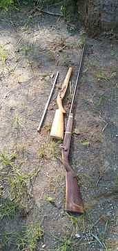 நத்தம் அருகே நாட்டுத் துப்பாக்கி பறிமுதல்: இளைஞா் தப்பியோட்டம்