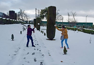 காஷ்மீரில் முதல் பனிமழைப் பொழிவு; சுற்றுலாப் பயணிகள் உற்சாகம் - படங்கள்