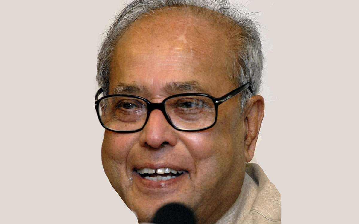 பிரதமா் பதவியை உழைப்பால் அடைந்து மோடி சாதனை: சுயசரிதையில் பிரணாப்