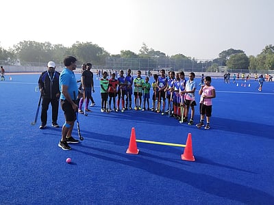 ‘அனைத்து மாவட்டங்களிலும் சா்வதேச அளவிளான ஹாக்கி மைதானங்கள் உருவாக்க வேண்டும்’