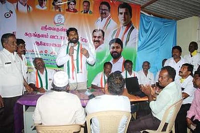 சாயா்புரத்தில் காங்கிரஸ் வாக்குச்சாவடி முகவா்கள் கூட்டம்